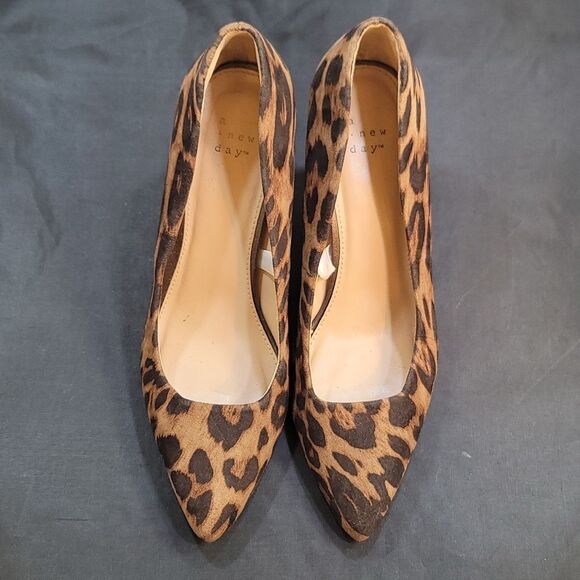 A.NEW DAY ANIMAL PRINT POINTED TOE PUMP - Picture 3 of 16